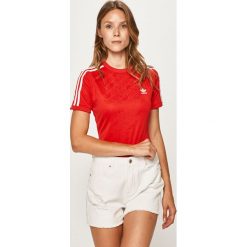 Adidas Originals - T-shirt. Czerwone topy damskie adidas Originals, bez wzorów, z elastanu, z okrągłym kołnierzem. W wyprzedaży za 149,90 zł.