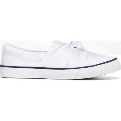 Buty wsuwane bonprix biały. Białe baleriny damskie marki bonprix, bez wzorów, bez obcasa. Za 74,99 zł.