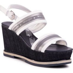 Sandały WRANGLER - Rhapsody Jeanies WL01553A White 051. Białe klapki damskie Wrangler, bez wzorów, ze skóry ekologicznej, bez obcasa, na obcasie. W wyprzedaży za 179,00 zł.