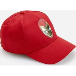 Czapka z daszkiem i nadrukiem z Iron Manem - Bordowy. Czerwone czapki męskie Reserved, z nadrukiem. W wyprzedaży za 19,99 zł.