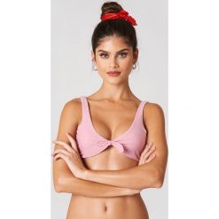 Stroje dwuczęściowe damskie: J&K Swim X NA-KD Góra bikini z wiązaniem z przodu – Pink