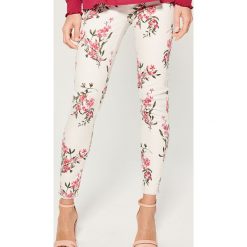 Spodnie super skinny - Wielobarwn. Szare spodnie damskie marki Mohito. Za 79,99 zł.