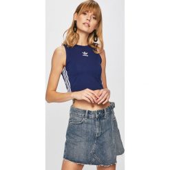 Adidas Originals - Top. Niebieskie topy damskie adidas Originals, z aplikacjami, z elastanu, z okrągłym kołnierzem. W wyprzedaży za 69,90 zł.