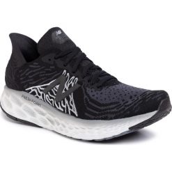 Buty NEW BALANCE - M1080K10 Czarny. Czarne buty sportowe męskie New Balance, z tworzywa sztucznego, bez zapięcia, do biegania. W wyprzedaży za 479,00 zł.