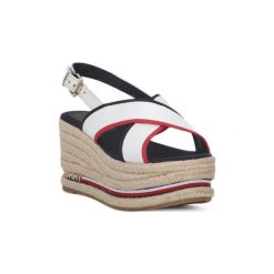 Sandały Tommy Hilfiger 020 FLATFORM SANDAL. Białe sandały damskie TOMMY HILFIGER, bez wzorów, bez obcasa, bez zapięcia. Za 330,51 zł.