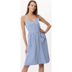 Niebieska Coffee Break. Niebieskie sukienki damskie Born2be, s, bez wzorów, bez kołnierzyka, bez rękawów, midi. Za 79,99 zł.