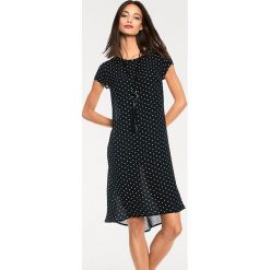 Sukienka w kolorze czarnym. Czarne sukienki damskie Heine, bez wzorów, z okrągłym kołnierzem, bez rękawów, midi. W wyprzedaży za 122,95 zł.