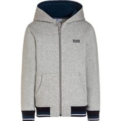 BOSS Kidswear JOGGING Bluza rozpinana hellgrau meliert. Szare bluzy chłopięce marki BOSS Kidswear, z bawełny. Za 349,00 zł.