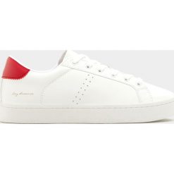 Trampki damskie slip on: Tenisówki w miejskim stylu z czerwonym detalem