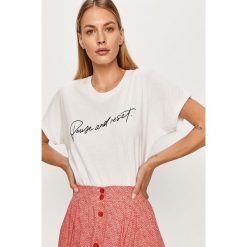 Answear - T-shirt Answear Lab. Białe bluzki damskie ANSWEAR, s, z nadrukiem, z bawełny, casualowe, z okrągłym kołnierzem. Za 59,90 zł.