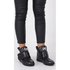 Czarne botki sneakersy na rzep z kryształkami casu 7-x7962a. Czarne sneakersy damskie Casu, ze skóry ekologicznej. Za 129,99 zł.
