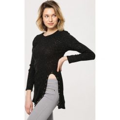 Czarna Tunika Reactions. Czarne bluzki damskie Born2be, s, z aplikacjami, z dzianiny, z okrągłym kołnierzem, z długim rękawem. Za 24,99 zł.