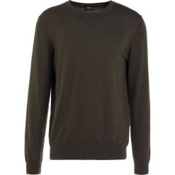 Swetry klasyczne męskie: BOSS CASUAL AKHUB Sweter dark green