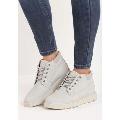 Jasnoszare Traperki Great Deal. Szare buty zimowe damskie Born2be, z okrągłym noskiem, na niskim obcasie. Za 89,99 zł.