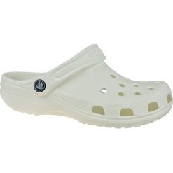 Crocs Beach 10002-100. Białe klapki damskie Crocs, bez wzorów, z syntetyku, bez obcasa. W wyprzedaży za 99,99 zł.