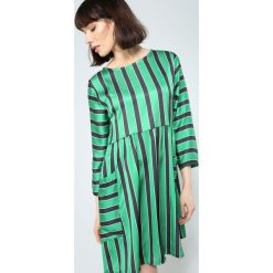 Zielona Sukienka Straight Line. Zielone sukienki damskie letnie marki other, w paski, z okrągłym kołnierzem, mini, rozkloszowane. Za 89,99 zł.