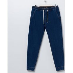 Jeansowe joggery - Granatowy. Niebieskie spodnie męskie Sinsay, bez wzorów, z jeansu. Za 49,99 zł.