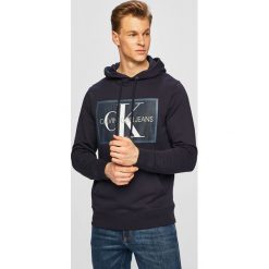 Calvin Klein Jeans - Bluza. Niebieskie bluzy męskie Calvin Klein Jeans, m, z nadrukiem, z bawełny, z kapturem, bez rękawów, z kapturem. W wyprzedaży za 329,90 zł.