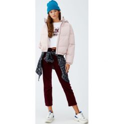 Pikowana kurtka z kapturem. Czerwone kurtki damskie pikowane marki Pull&Bear, z kapturem. Za 139,00 zł.