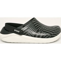 Crocs - Klapki. Czarne klapki damskie Crocs, bez wzorów, z gumy, bez obcasa, na obcasie. Za 249,90 zł.