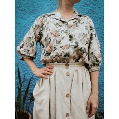 Lniana koszula z krótkimi bufiastym rękawami. Koszule damskie Yanowska, na imprezę, w kwiaty, z tkaniny, vintage, bez kołnierzyka, z krótkim rękawem. Za 349,00 zł.