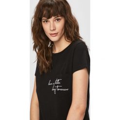 Answear - Top. Czarne bluzki damskie ANSWEAR, s, z nadrukiem, z bawełny, z okrągłym kołnierzem, z krótkim rękawem. W wyprzedaży za 29,90 zł.