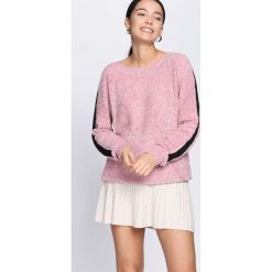 Różowy Sweter Deep Eyes. Szare swetry klasyczne damskie marki Mohito, z kontrastowym kołnierzykiem. Za 59,99 zł.