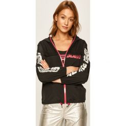 Guess Jeans - Kurtka. Czarne kurtki damskie Guess Jeans, s, z aplikacjami, z jeansu, krótkie, z kapturem. Za 399,90 zł.