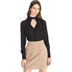 Guess Pelagia Top Czarny. Czarne bluzki damskie Guess, m, z aplikacjami, z poliesteru, bez kołnierzyka. Za 262,95 zł.