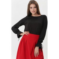 Czarna Bluzka Cheryl. Czarne bluzki damskie Born2be, bez wzorów, klasyczne, z okrągłym kołnierzem, z długim rękawem. Za 69,99 zł.