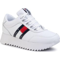 Sneakersy TOMMY JEANS - High Cleated Flag Sneaker EN0EN00784 White. Białe półbuty damskie Tommy Jeans, z jeansu. Za 449,00 zł.