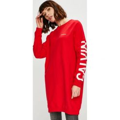 Calvin Klein Jeans - Sukienka. Czerwone sukienki damskie Calvin Klein Jeans, na co dzień, s, z nadrukiem, z bawełny, casualowe, bez kołnierzyka, bez rękawów, mini, proste. W wyprzedaży za 399,90 zł.