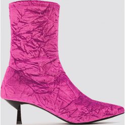 NA-KD Shoes Welurowe botki ze skarpetkową cholewką - Pink. Różowe botki damskie NA-KD Shoes, z weluru, na niskim obcasie, bez zapięcia. W wyprzedaży za 60,88 zł.