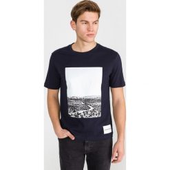 Calvin Klein Koszulka Niebieski. Niebieskie podkoszulki męskie Calvin Klein, xl, z nadrukiem, z bawełny, bez kołnierzyka, krótkie. Za 204,95 zł.
