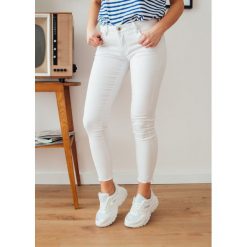 Spodnie jeans Chanel - L. Białe spodnie damskie Fanaberia.com, s, z jeansu. Za 129,00 zł.