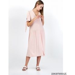 Sukienka Magnolia róż. Różowe sukienki damskie Pakamera, bez wzorów, z dzianiny, z dekoltem w serek, z krótkim rękawem, krótkie, midi. Za 289,00 zł.