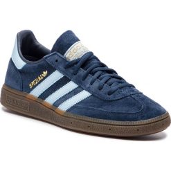 Buty adidas - Handball Spezial BD7633 Conavy/Clesky/Gum5. Niebieskie półbuty męskie Adidas, na co dzień, bez wzorów, ze skóry, bez zapięcia. Za 399,00 zł.