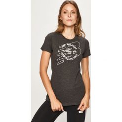 New Balance - T-shirt. Szare bluzki damskie New Balance, s, z nadrukiem, z bawełny, z okrągłym kołnierzem. W wyprzedaży za 109,90 zł.