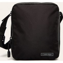 Calvin Klein - Torba. Niebieskie torby męskie skórzane Calvin Klein, w paski, z poliesteru, na ramię, małe. W wyprzedaży za 299,90 zł.