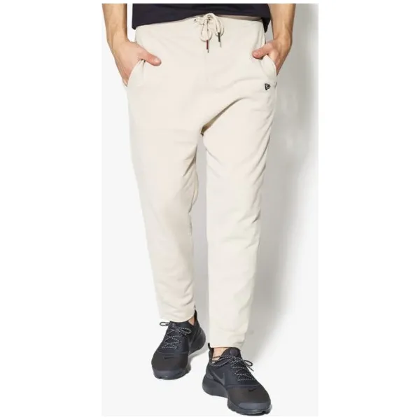 New Era Spodnie World Hood Jogger New Era Stone , beżowy, rozmiar M. Brązowe spodnie męskie New Era, m, bez wzorów, z bawełny. W wyprzedaży za 139,99 zł.