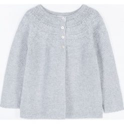 Coccodrillo - Sweter dziecięcy 62-86 cm. Białe swetry dziewczęce COCCODRILLO, z dzianiny, z okrągłym kołnierzem, krótkie. Za 69,90 zł.