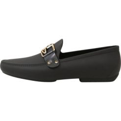 Vivienne Westwood BROGUE SLIP ON FRAME Mokasyny black. Czarne mokasyny męskie marki Vivienne Westwood, z tworzywa sztucznego. W wyprzedaży za 544,50 zł.