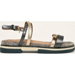 Wrangler - Sandały. Szare klapki damskie Wrangler, bez wzorów, z gumy, bez obcasa, na obcasie. Za 249,90 zł.