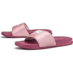 NIKE BENASSI > 343881-501. Pomarańczowe klapki damskie Nike, w paski, ze skóry, bez obcasa. W wyprzedaży za 99,99 zł.