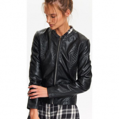 Kurtka krótka damska, ze skóry ekologicznej pikowana ze stójką. Czarne kurtki damskie Top Secret, na zimę, bez wzorów, z jeansu, eleganckie, krótkie, bez kaptura. W wyprzedaży za 159,99 zł.