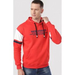 Czerwona Bluza Lynnera. Czerwone bluzy męskie Born2be, xl, bez wzorów, bez kołnierzyka, bez rękawów, bez kaptura. Za 79,99 zł.