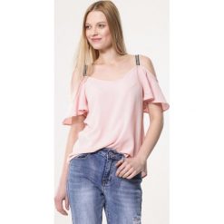 Różowa Bluzka Overhope. Różowe bluzki damskie Born2be, s, bez wzorów, bez kołnierzyka, z krótkim rękawem. Za 39,99 zł.