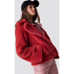 Hannalicious x NA-KD Kurtka sztuczne futro z szerokim rękawem - Red. Czerwone futra damskie marki Hannalicious x NA-KD, z futra. Za 364,95 zł.