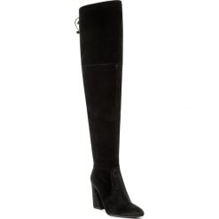 Muszkieterki STUART WEITZMAN - Funland Nero Stretch Velvet. Czarne kozaki damskie marki Stuart Weitzman, ze skóry, bez obcasa, na obcasie, bez zapięcia. W wyprzedaży za 1849,00 zł.
