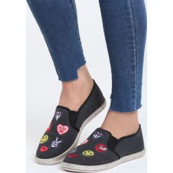 Czarne Tenisówki You Rock. Czarne trampki i tenisówki damskie Born2be, z aplikacjami, bez zapięcia. Za 39,99 zł.